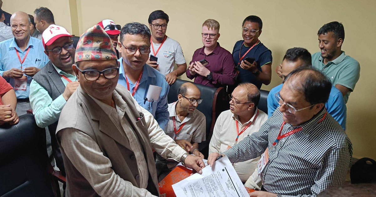 उम्मेदवारी दर्ता गर्दै निवर्तमान अध्यक्ष राधाकृष्ण कँडेल।