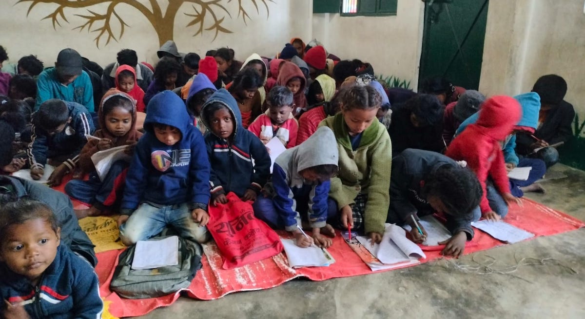 ट्युसन कक्षामा पढिरहेका बालबालिका । तस्विर : रोहित महतो/ सेतोपाटी