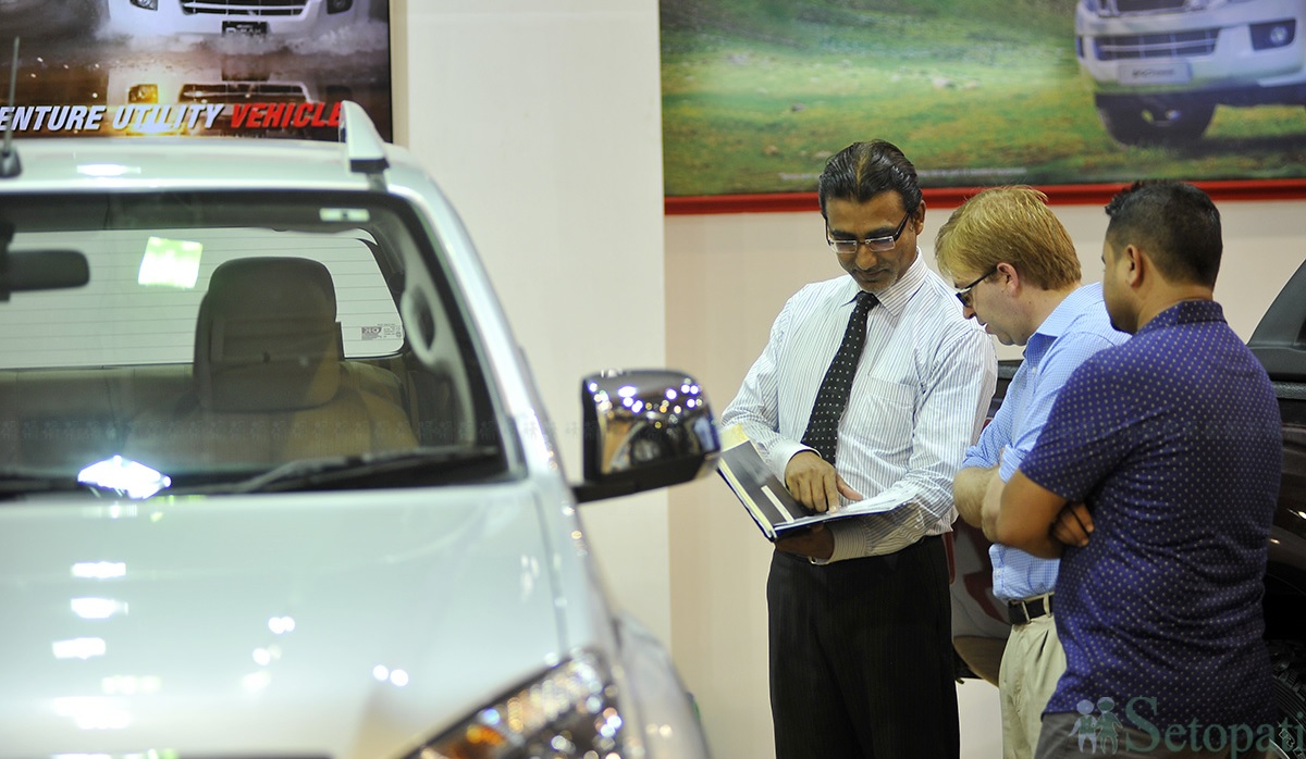 फाइल तस्बिरः सन् २०१७ को नाडा अटो शोमा गाडीबारे बुझ्दै ग्राहक। तस्बिरः नारायण महर्जन/सेतोपाटी