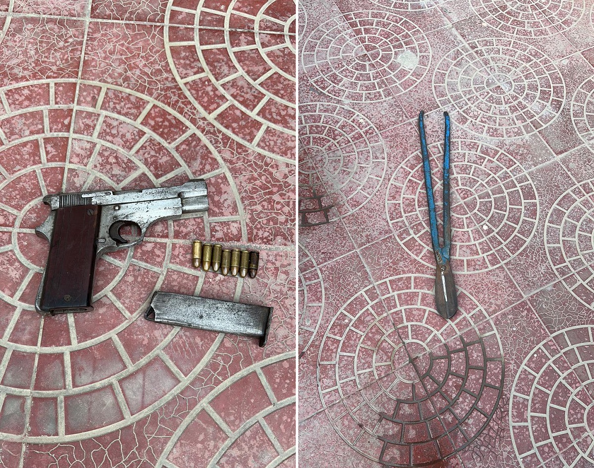 प्रहरीले बरामद गरेको पेस्तोल र गोली।