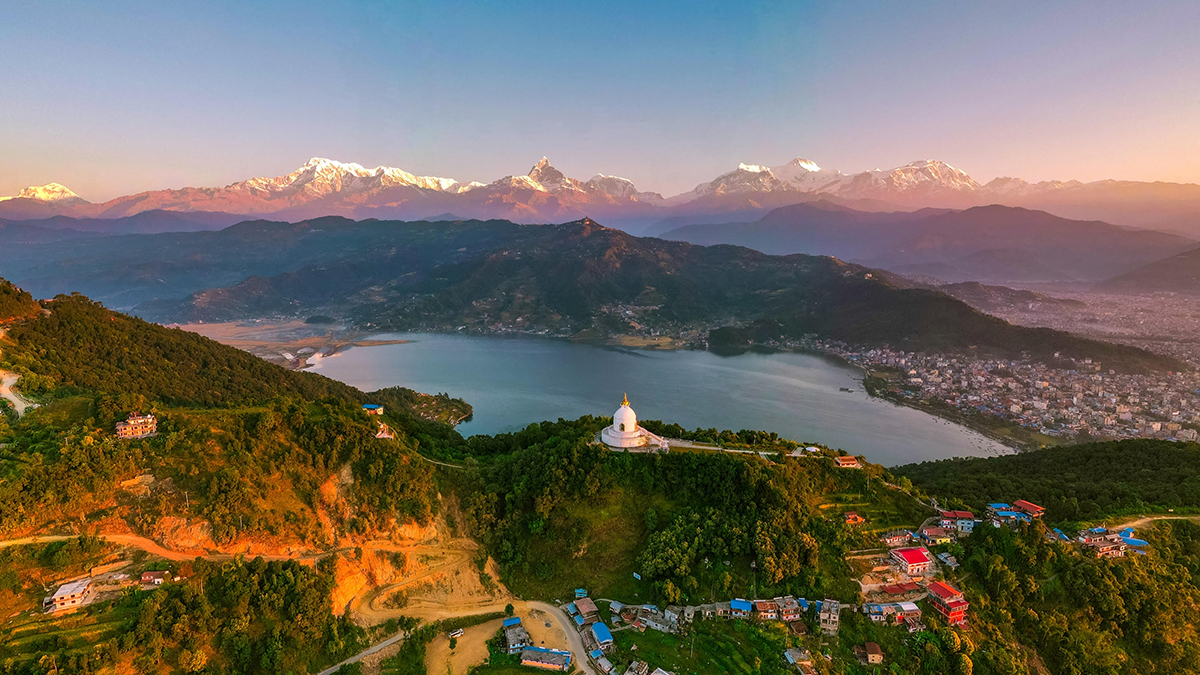 पोखराको शान्ति स्तुप क्षेत्रबाट देखिएको फेवाताल र अन्नपूर्ण हिमशृंखला। तस्बिर सौजन्य: मेलिना कुँवर