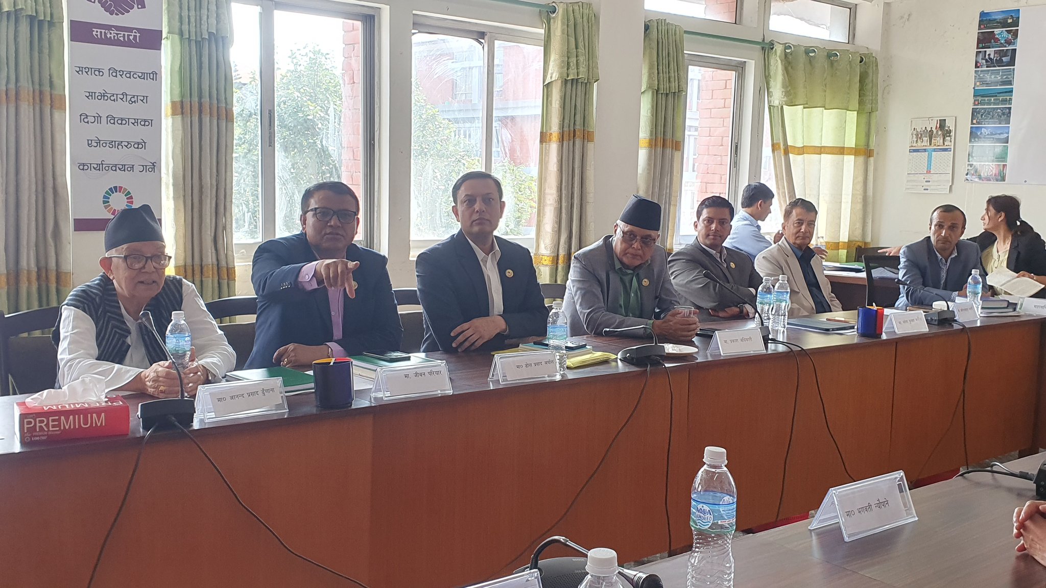 संसदीय सुनुवाइ समितिमा प्रस्तावित राजदूतको नाममा फरक मत लेखेका रास्वपाका सांसद डोलप्रसाद अर्याल(बायाँबाट तेश्रो) र जसपा नेपालका प्रकाश अधिकारी (बायाँबाट चौथो) बिहीबारको समिति बैठकमा।  तस्बिर : मनोज सत्याल/सेतोपाटी