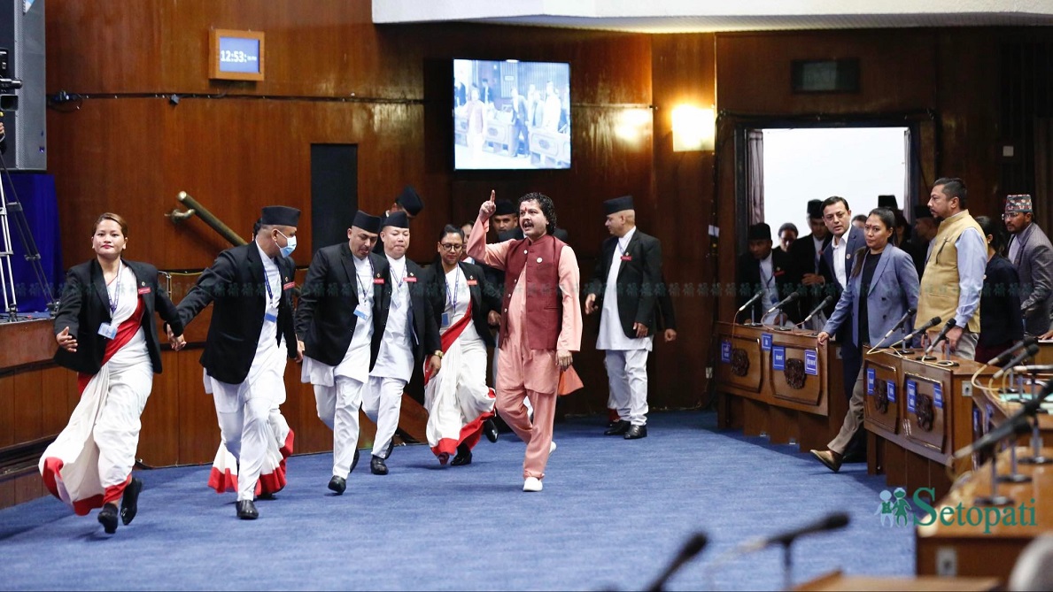 वेल घेराउ गर्न निस्किँदै रास्वपाका सांसदहरू। तस्बिर: नवीनबाबु गुरूङ/सेतोपाटी