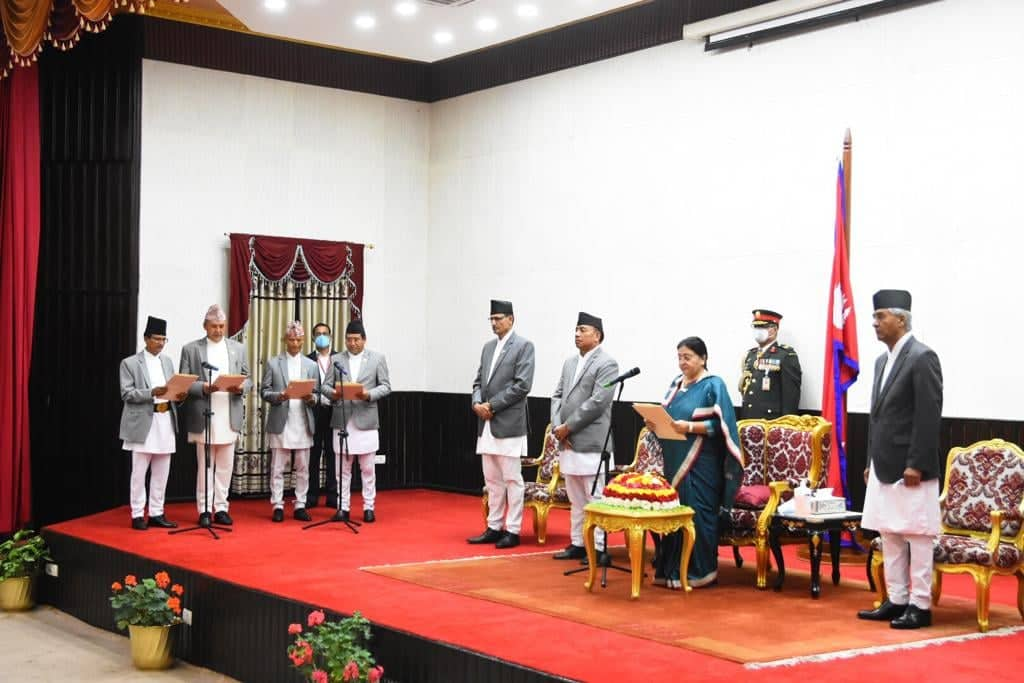 एकीकृत समाजवादी पार्टीका मन्त्रीहरु राष्ट्रपति समक्ष सपथ लिदैँ। तस्बिर : राष्ट्रपति कार्यालय