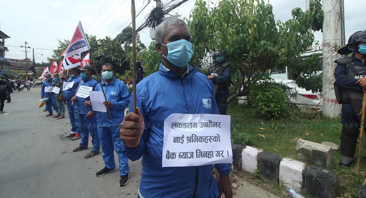 गत वर्ष कोरोना लकडाउनपछि सैलुनहरू खोल्न पाउनुपर्ने माग राख्दै पेसाकर्मीहरूले माइतीघरमा गरेको आन्दोलन। तस्बिरः नारायण महर्जन/सेतोपाटी