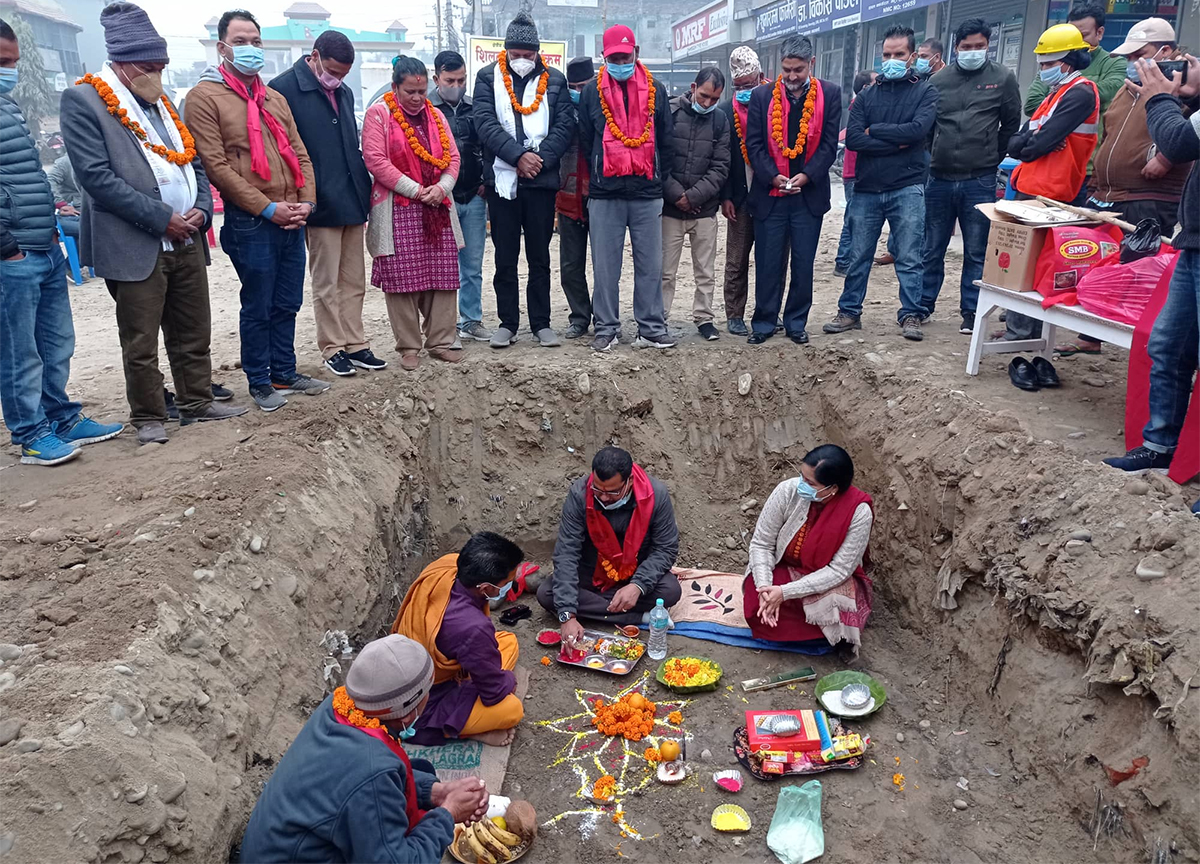 धनगढी उपमहानगरपलिका वडा ४ स्थित चटकपुर–क्याम्पस सडकको शिलान्यास गर्दै मेयर नृपबहादुर वड र उपमेयर सुशीला मिश्र।