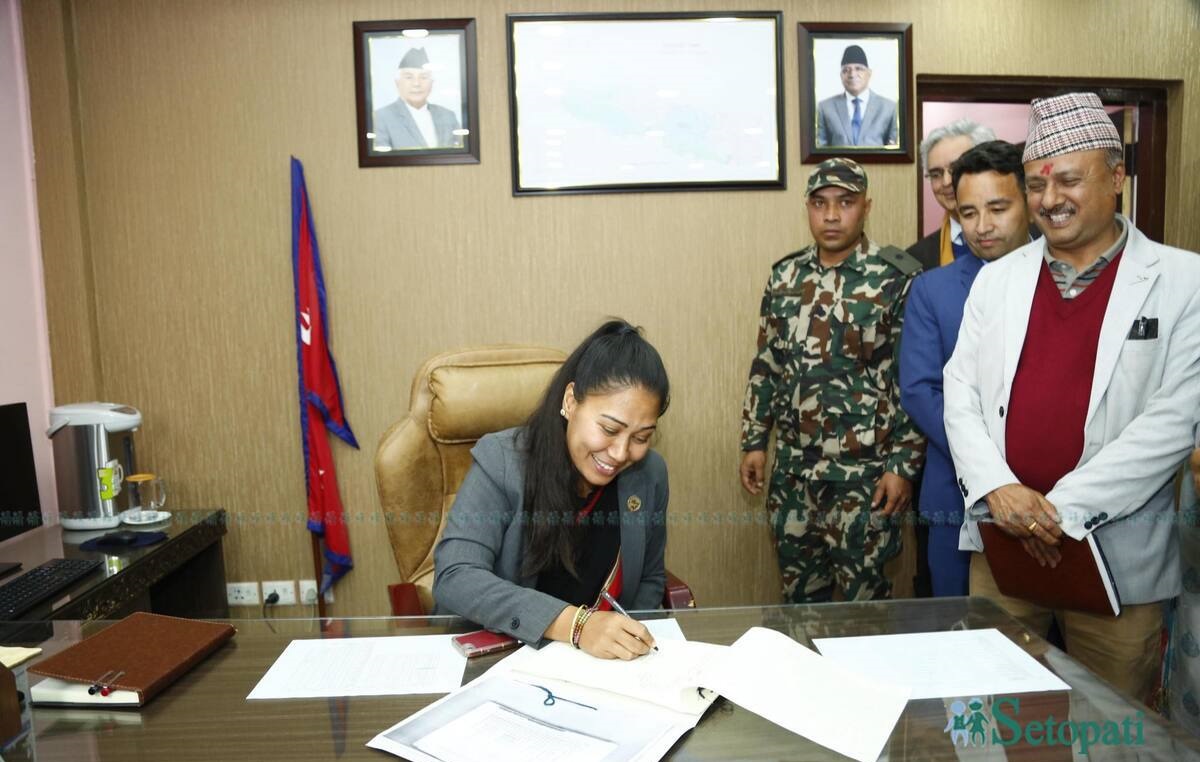 बुधबार शपथ ग्रहणपछि कार्यभार सम्हाल्दै शिक्षामन्त्री सुमना श्रेष्ठ। तस्बिरः नवीनबाबु गुरूङ/सेतोपाटी