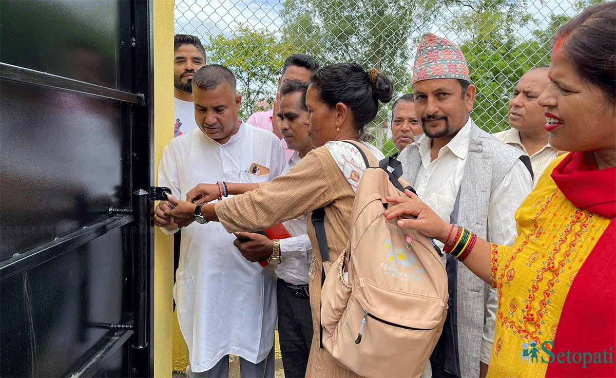 तुलसीपुर उपमहानगरपालिकाकी उपमेयर श्यानी चौधरीले एयरपोर्टमा गएर बाउजर राखेको गेटको पर्खालमा ताला लगाउँदै। तस्बिरः नारायण खड्का/सेतोपाटी