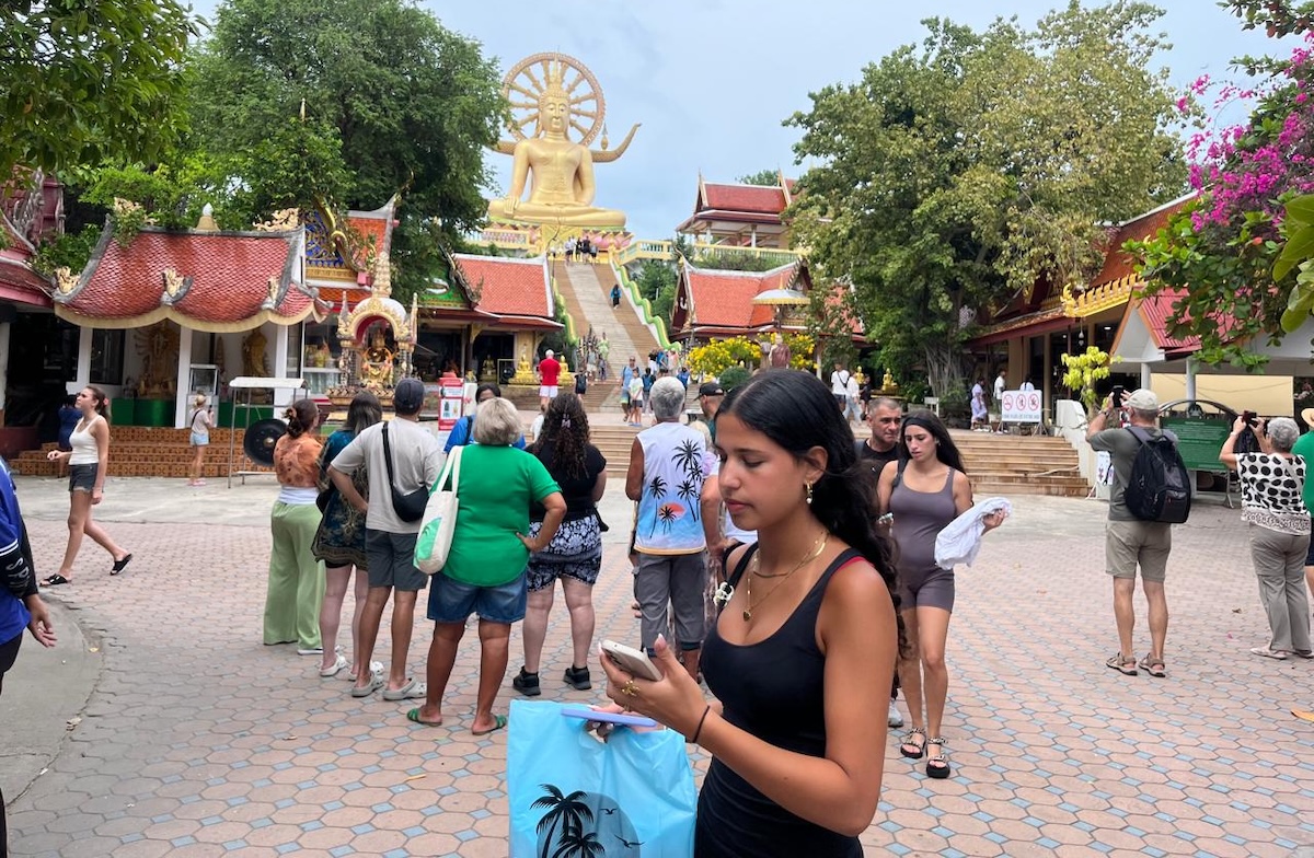 दक्षिण थाइल्यान्डको को समुई टापूमा रहेको 'बिग बुद्ध' मन्दिरमा आएका पर्यटकहरू। फोटो: सुरेन्द्र फुयाल