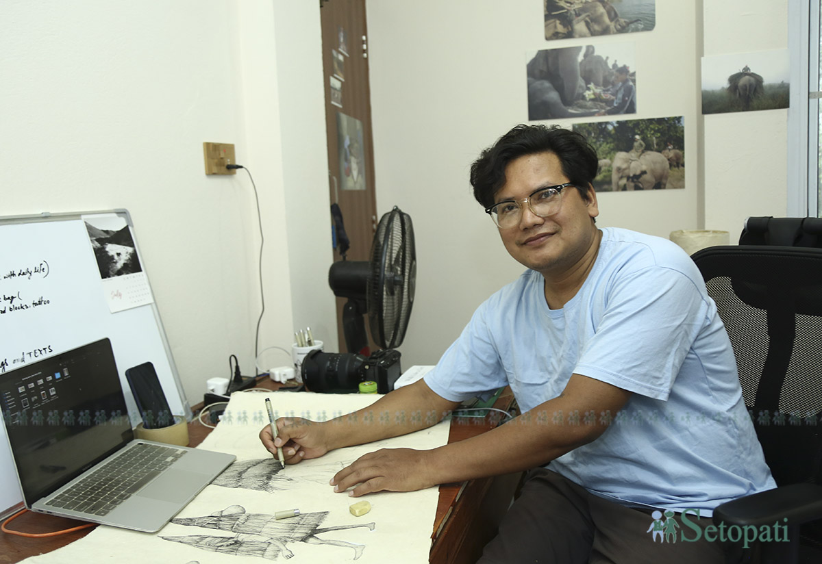 थारू समुदायको गोदना संस्कृतिमा अध्ययन गरिरहेका कलाकार लवकान्त चौधरी। तस्बिर: नवीनबाबु गुरूङ/सेतोपाटी