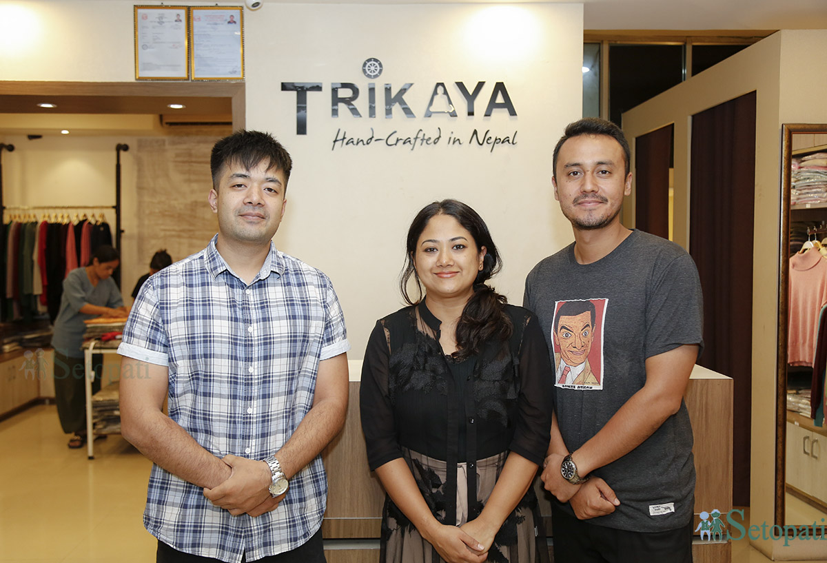 त्रिकाया निटवेयरका सञ्चालकहरू बायाँबाट क्रमशः रोनेश तुलाधर, श्वेता तुलाधर र निकेश ताम्राकार। तस्बिरः नवीनबाबु गुरूङ/सेतोपाटी
