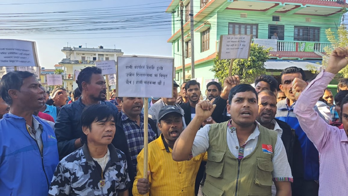 विद्युत प्राधिकरणले बक्यौता रकम नतिरेको भन्दै उद्योगहरूमा लाइन काटिदिएपछि आन्दोलनमा ओर्लिएका श्रमिकहरू।